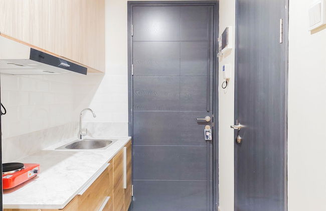 Homey And Cozy Living Studio At Collins Boulevard Apartment - Photo 5