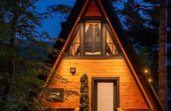 Designer A-Frame Treehouse with hot tub on river - Foto 35