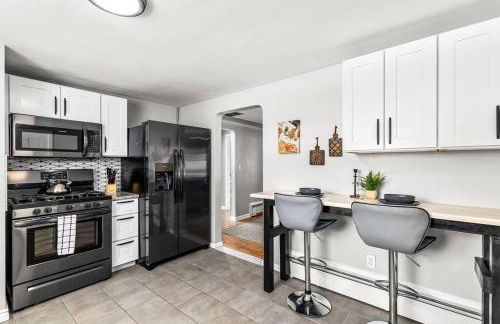 Warm & Comfy 2BR, Huge Backyard, Great Location! - Photo 67