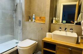 2 beds by Tower Bridge, Walk to Sights & Dining - Photo 10