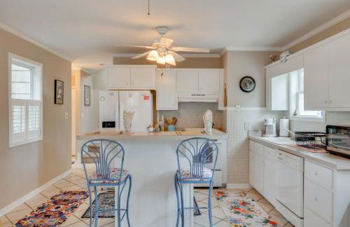 2 Mi to Atlantic Beach Coastal Retreat with Deck - Foto 6