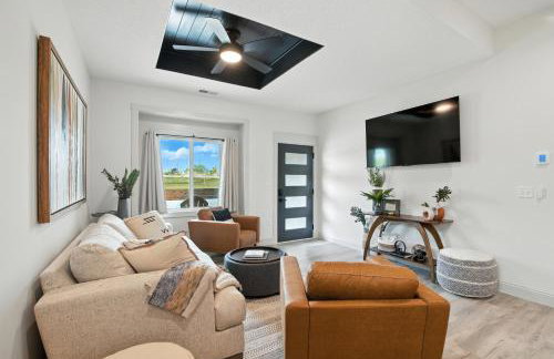 Brand New Cool Comfy Lawrence Retreat Duplex - Photo 1