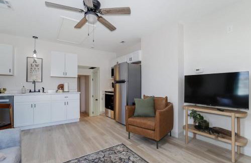 Lions Lair - 1 BR 1 BA Home Coffee Smrt TV Wifi - Photo 14