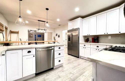 King Bed-Private Yard-Driveway Parking - Photo 10