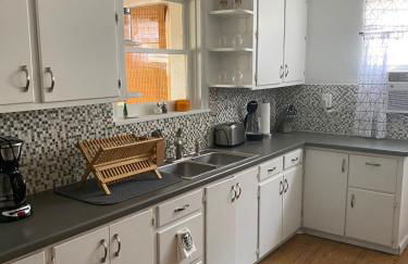 DOWN TOWN BUNGALOW Entire home available - Foto 6