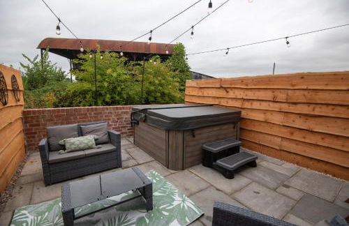 Bramble Cottage - Cosy 2 Bed With Deluxe HOT TUB & Log Burner - Photo 11