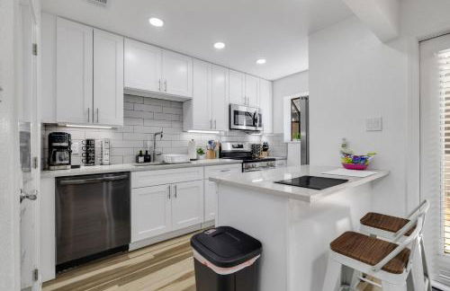 Arlington Entertainment District Home Green & White Door - Foto 27