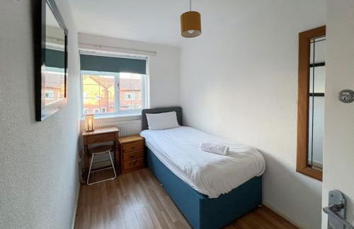 5 Bed Townhouse with Garden & Parking by BrumStay UK - Foto 10