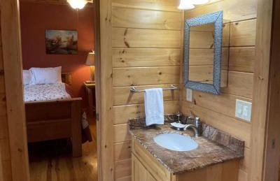 Deluxe log cabin! Pet and motorcycle friendly - enjoy nature with family and friends! 3 Bedroom Cabin by RedAwning - Foto 28