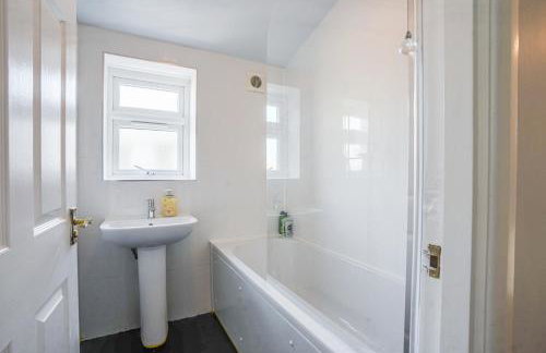 4BR Family Home, Garden, WiFi, 5mins to Elisabeth Line & 10min to Stratford - Foto 13