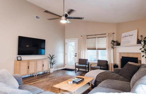 Golden Hour Getaway- Guest Favorite, 2 Min to Beach, Seasonal Pool & Arcade - Foto 49