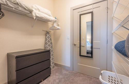 Top Floor City Views! King Bed Pool Gym Free Parking - Foto 22