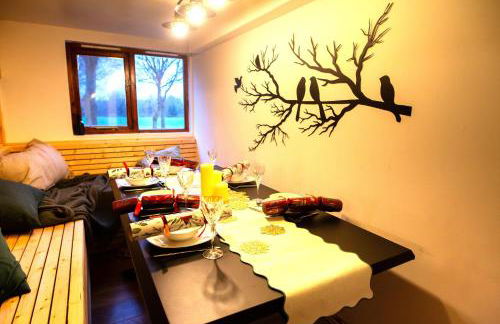 Countryside Cabin on 5 Acres Countryside with Outdoor Firepit, Cinema and converted Stables - Foto 17