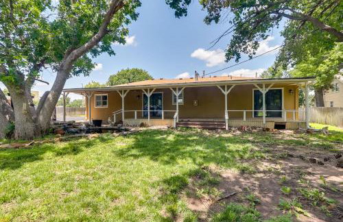 Group Getaway with Private Yard in Wichita! - Foto 31