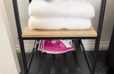 'The Elegant Comfort' - A Stunning Luxury 2-Bed Flat with Private Garden & Patio - Free Parking - Photo 46