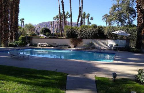 Upscale mid century on the green w Private Hot Tub - Foto 44