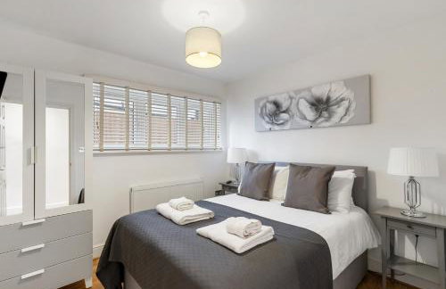 Two Bed Flat in Bush Hill Park - Photo 16
