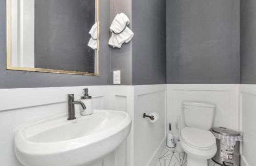 Tranquil Downtown Escape with Backyard - Photo 66