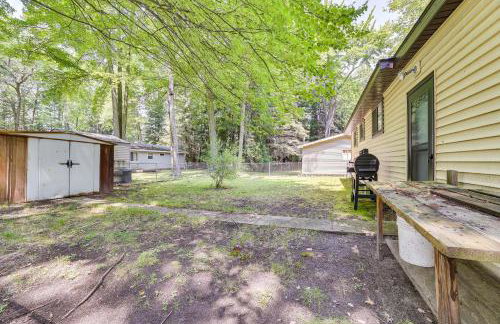 Prudenville Family Home with Game Room and Fire Pit! - Foto 19