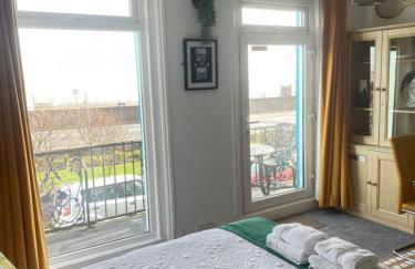 "The Elegance" Balcony Seafront Apartment - Foto 1