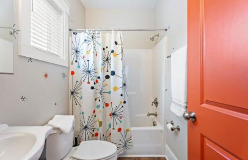 4BR Themed Stay Suite Near NC State Downtown Sleeps 10 - Foto 42