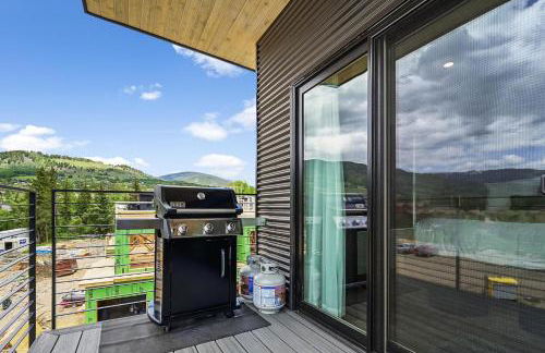 4-Season Modern Mountain Penthouse with Private Hot Tub & Scenic Views - Foto 19