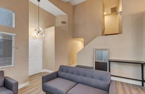 24hr Host - New Renovated 4 bedroom home U026 - Photo 4