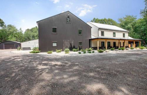 38-Acres of Luxury: 9BR, Indoor Pool, Gym, Near ND - Foto 44