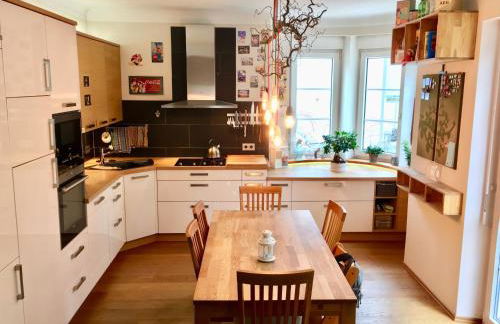 Top Wohnung in Stadtvilla mit Terrasse und Garten - Foto 1