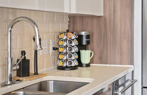 Stunning Downtown Apartment with Pool, Laundry, Parking - Foto 14