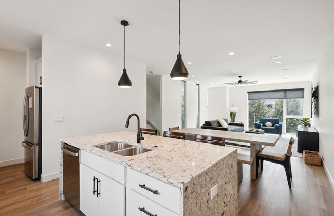 New Modern Townhome With Rooftop Patio 2 Bedroom Townhouse by RedAwning - Foto 8