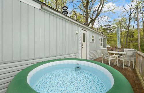 Premium Cabin with Pasture Views & Private Hot Tub - Foto 8