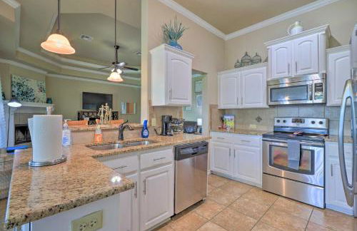 Unwind Fireside! Harker Family Retreat with Yard - Foto 7