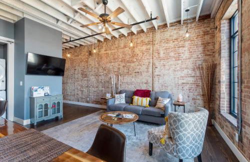 Downtown Urban Loft above Restaurant #7 - Foto 8