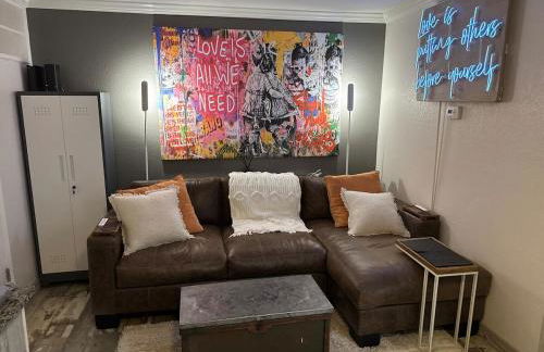 1BR Condo Near West 7th, Pool, Hot Tub, BBQ Sleeps 4 - Jacob's Neon Pearl - Foto 1