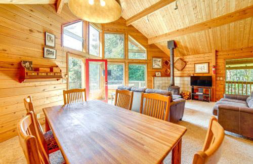Hot Tub, 1 Mi to Beach 12-Acre Fort Bragg Cabin! - Foto 3