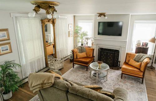 Historic Home near Stony Brook Village & Beach - Foto 13