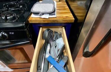 Charming Farmhouse Retreat near Downtown & University Modern Amenities, Fireplace & Porch! - Foto 6