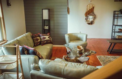 Resting Point - Hot Tub, Firepit, Spacious 4-BR Home - Foto 26