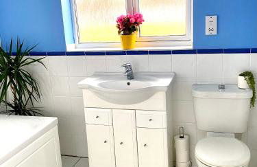 NEW! Luxury YELLOW HOUSE Bright Modern Detatched Home with PRIVATE PARKING, NETFLIX Close Luton, M1, and AIRPORT Ideal for Families, Professionals, Consultants, LONGER STAY OPTIONS - Foto 10