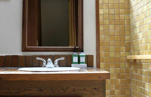 Contemporary Treetop Cabin with a Luxury Hot Tub in Idyllwild, California - Foto 13