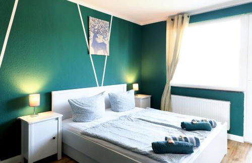 - Forest Retreat Deluxe - 2 Bedroom Apartment - 75 qm - Fully Renovated 2025 with TV & Netflix - King Size Beds - Full Kitchen - Free Parking - Close to Airport & Train - - Foto 14