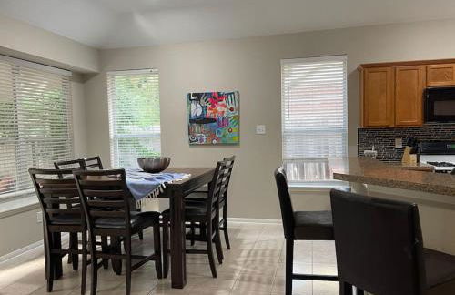 Lovely Woodlands home w/heated pool and spa! - Foto 8