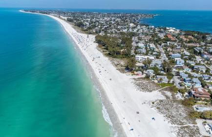 Modern home - 3K sqft - 5BR & 11 beds - brand new HOT TUB - 6 miles to AMI beaches - Foto 4