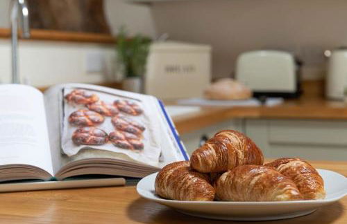 CRUCK BARN - Beautiful Renovated Barn within the Countryside - Photo 9