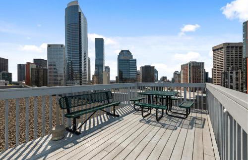 Downtown 2BR Penthouse with Prime Location & Views - Foto 15