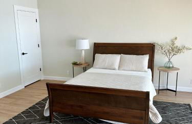 Newly Renovated 4B, 2.5 bath Lakefront home with South Grand Lake Views and dock - Foto 34