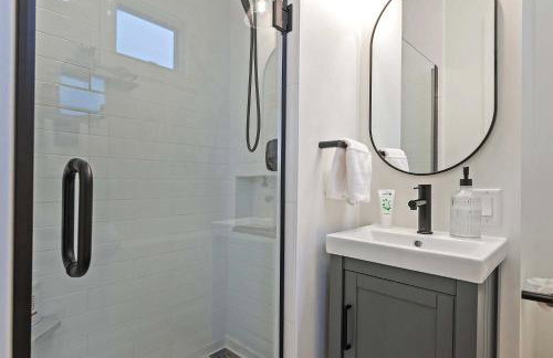 Stylish King Suite-FP-Hot Tub-Walk to All In OT - Foto 7