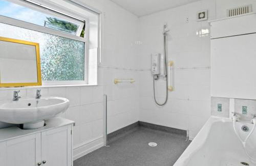 Spacious 3 Bedroom Home in Aintree - Photo 17