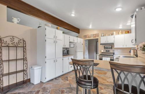 Serene Riverside Retreat home - Foto 24